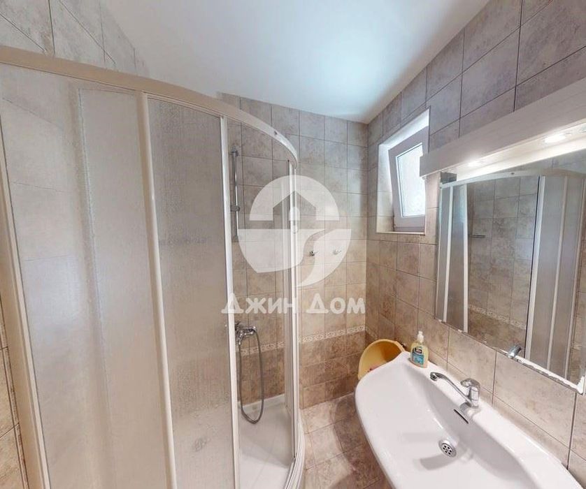 Просторна четириетажна къща с 8 спални във вилна зона „Зора"