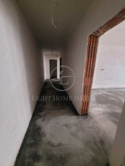 Реф. 2725 Тристаен Просторен Апартамент с Двор