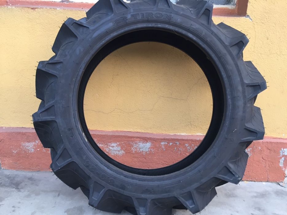 Vând cauciucuri pentru tractoare japoneze 8,3x 24