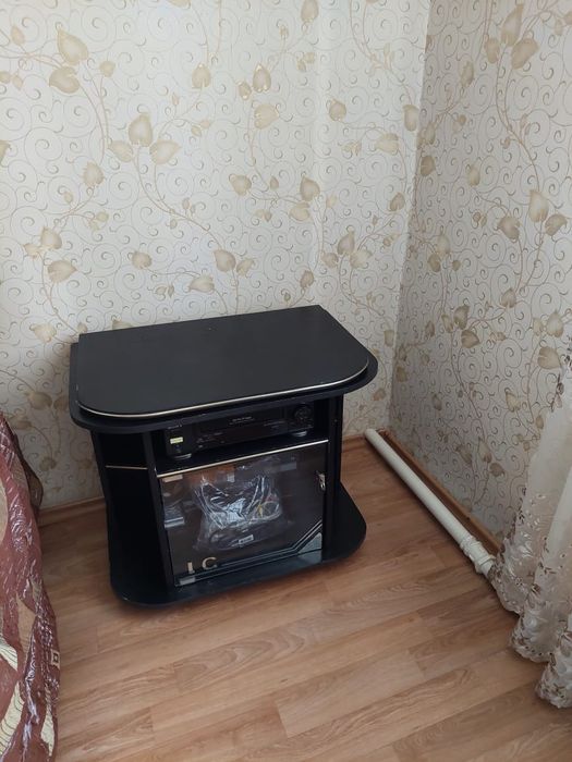 Продам Тумбочки под телевизор и трюмо с зеркалом