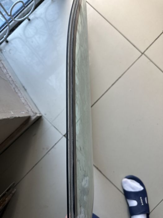 Правое боковое стекло w140