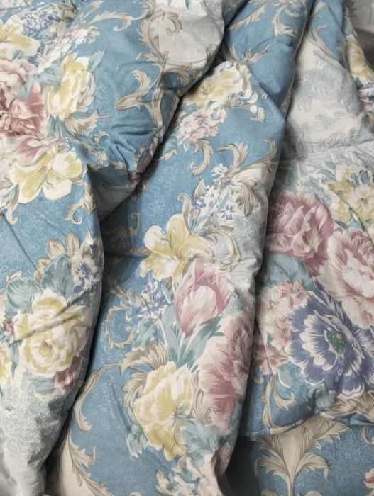 Одеяло пухо- перьевое,шторы