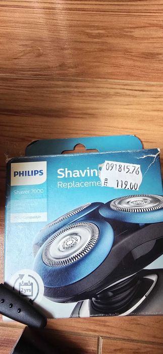 Електрическа самобръсначка Philips пълен комплект + резервна глава