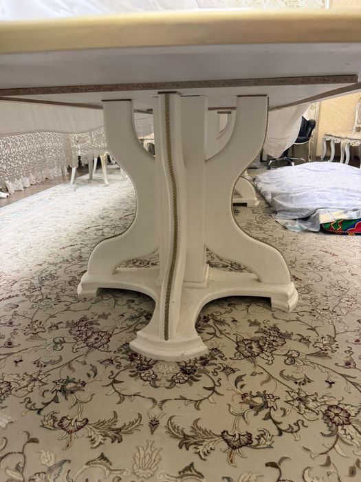 Белый стол длинный