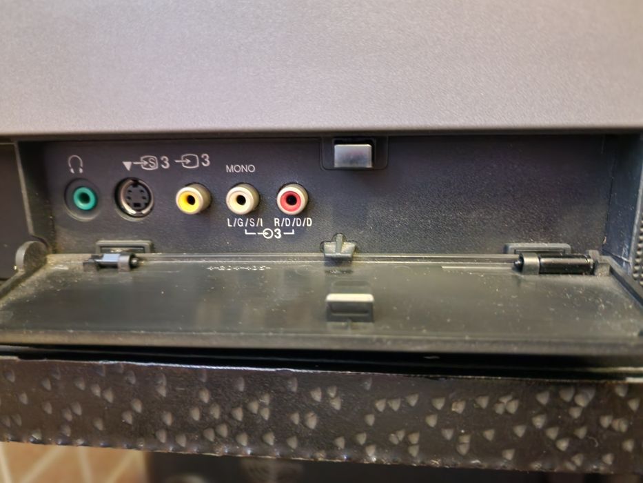 Продавам работещ телевизор СОНИ 29 инча 100 херца