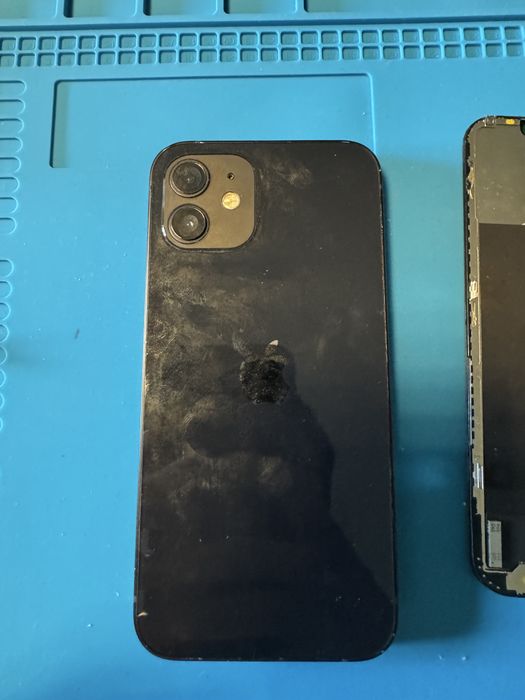 Vand diferite piese de telefoane