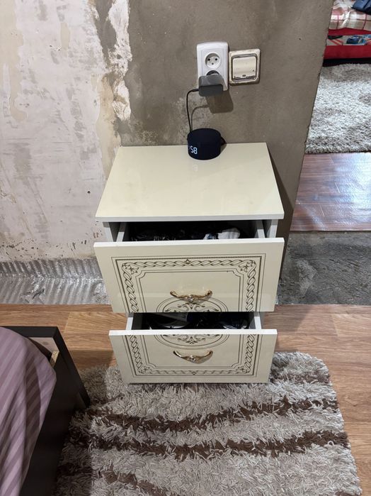 Шкаф и прикроватные тумбочки