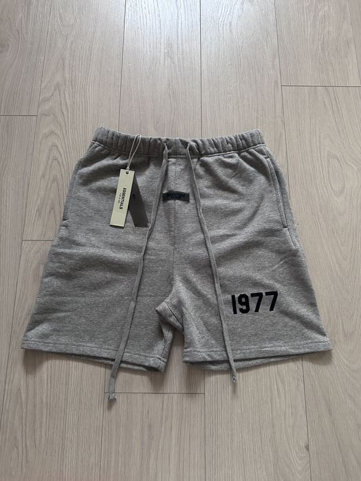 Pantaloni scurți Essentials disponibili în mai multe variante