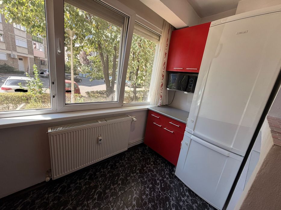 Inchiriez apartament 3 camere Decebal cu loc de parcare