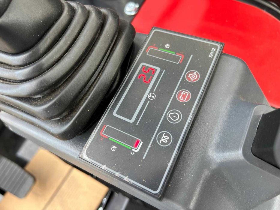 Мини багер Qilu – 2.5 т, двигател Kubota 25 кс + 3 кофи (нов) + видео