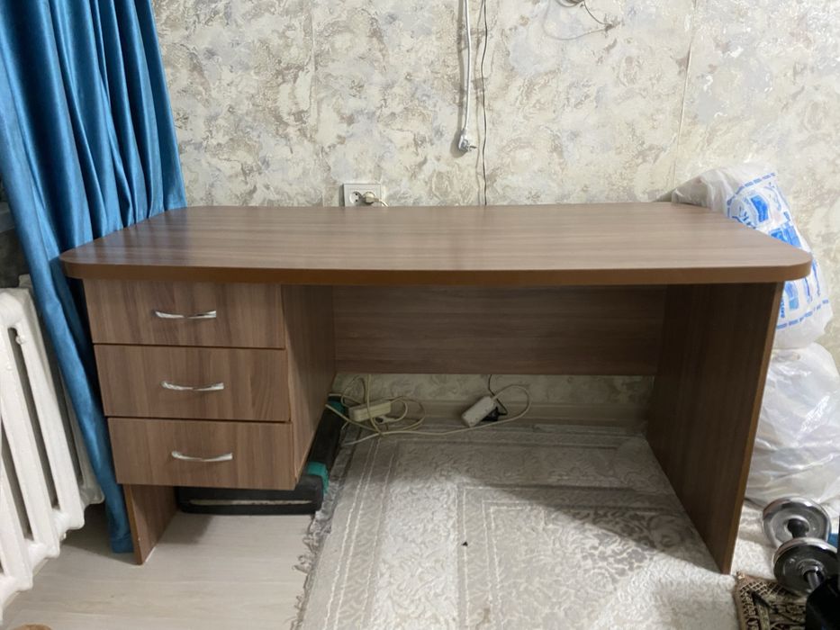 Стол для офиса.