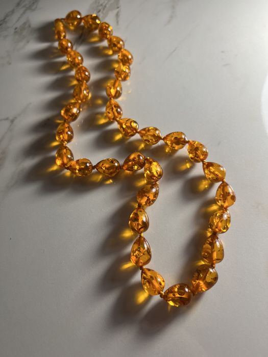 Натуральный янтарь в форме капельки