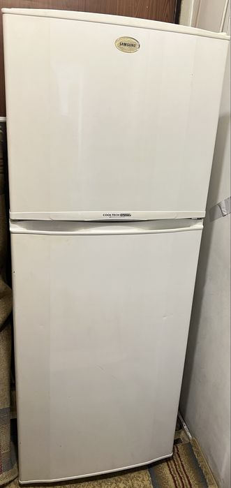 Холодильник Samsung белый с морозильной камерой