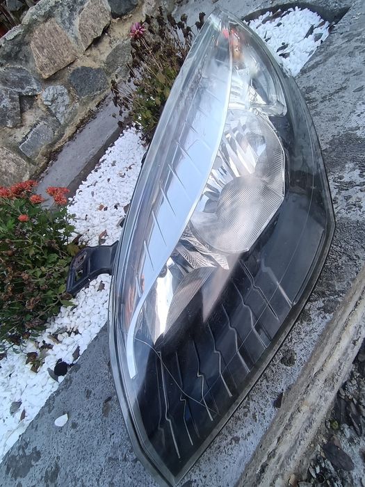 Vând aripa Megane 3 bose,și far stânga cu sticla neaga , stare buna !