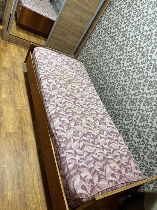 Продаётся односпальная кровать с матрасом
