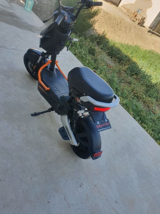 Nomi; skuter demansh