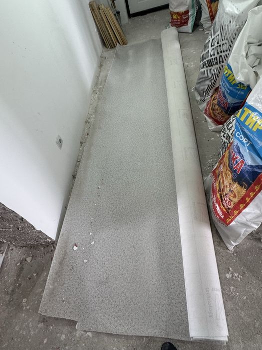 Продам двери, ванну, раковину и линолеум недорого