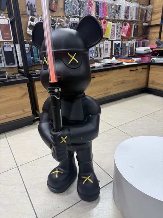Kaws статуетка со световым мечом