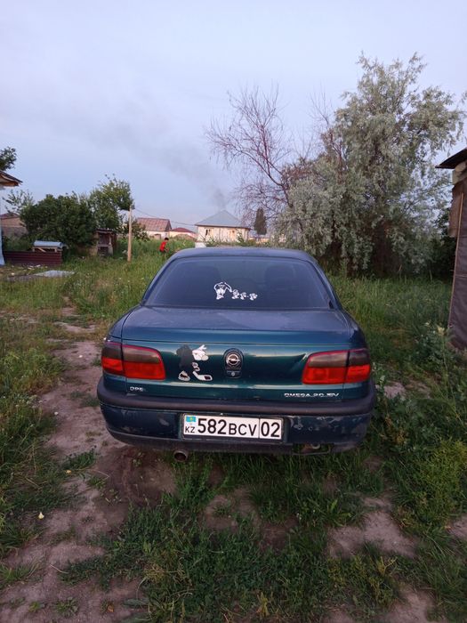 Опель омега 2л бензин (двигатель )1995 года .
