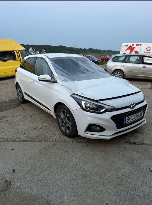 Hyundai i20 2019 45000 km avariat porneste airbaguri intacte