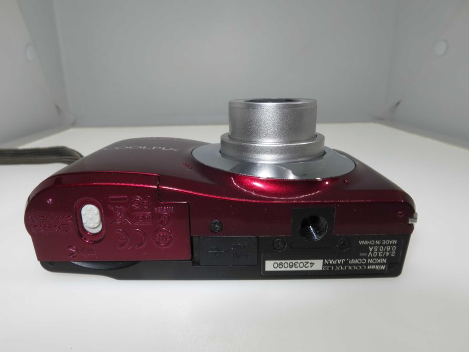 Nikon Coolpix L22 компактен цифров фотоапарат, червена дигитална камера, 12 мегапиксела, голям екран, тествана и работи отлично