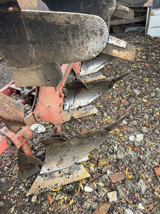 Vând plug reversibil cu 3 trupițe