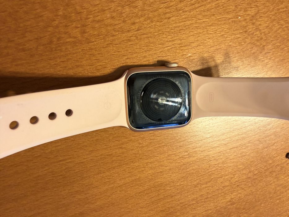 Apple watch SE pink gold aluminium case
