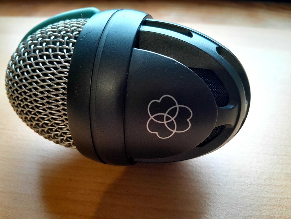 Продавам микрофон за бас каса AKG D 112 320 лв.