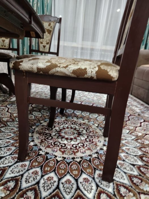 Продам стол со стульями в гостинную