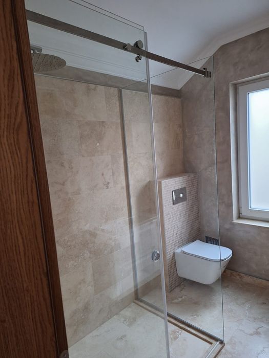 Execut:Cabine Duș, Paravane ,Oglinzi .