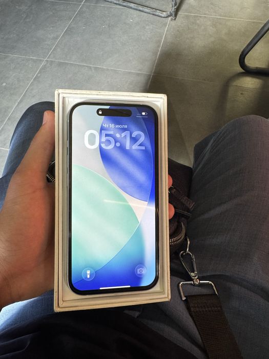 Iphone 15 blue.