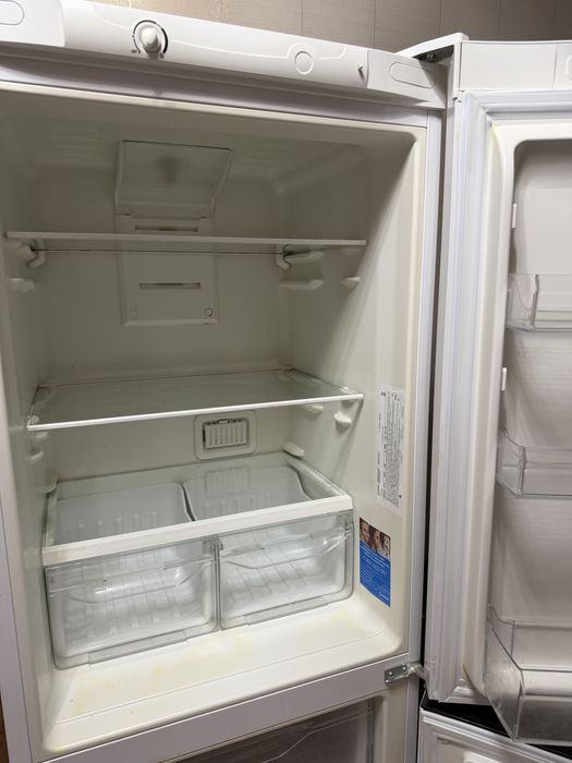 Холодильник Indesit рабочий