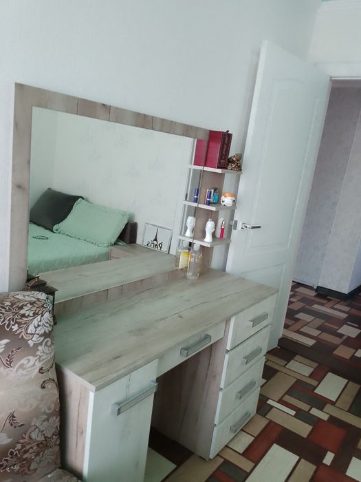 Туалетный стол с зеркалом.