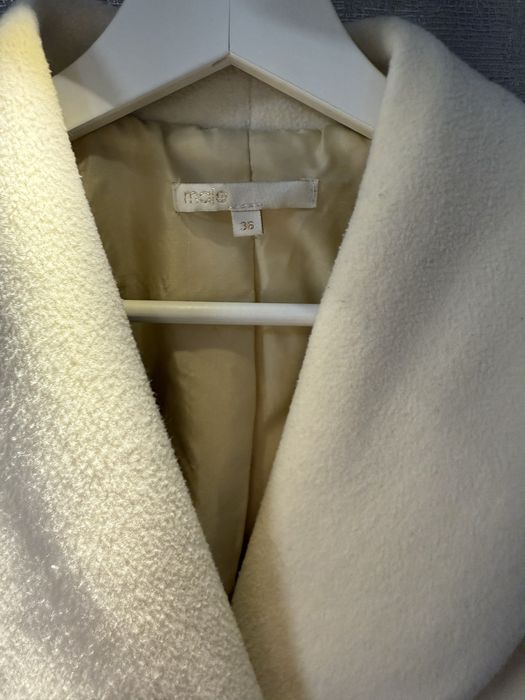 Бяло-кремаво палто.