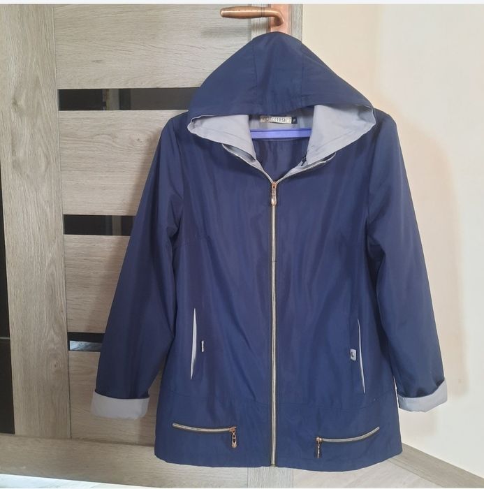 Женская куртка продается.