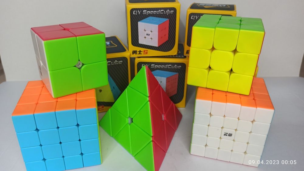 Кубики рубики в наборе