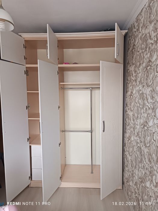 Продам б/у 3-х створчатый шкаф