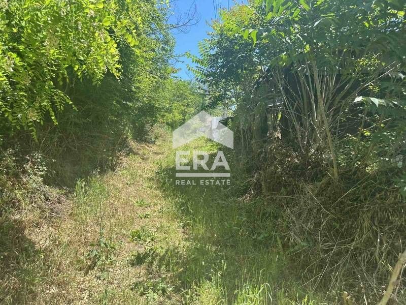Урегулиран поземлен имот за продажба, с две едноетажни законни сгради,