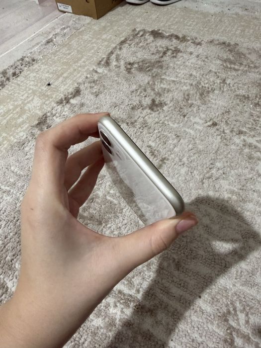 Продам белый  Айфон 11