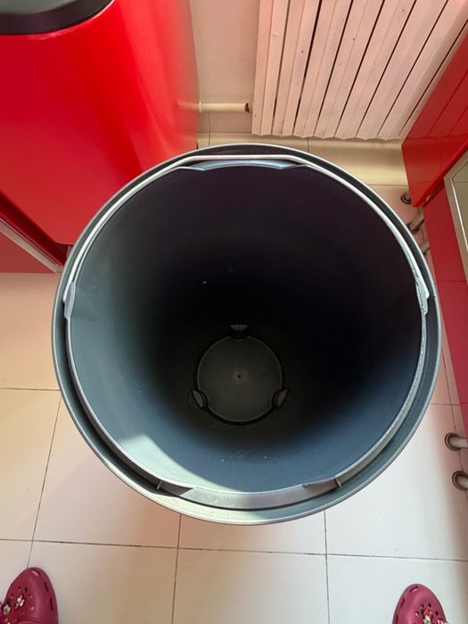 Cos de gunoi Brabantia Touch 30 L roșu – design premium, modelul nou