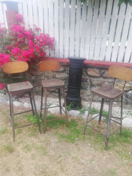 Scaune și mese de vânzare