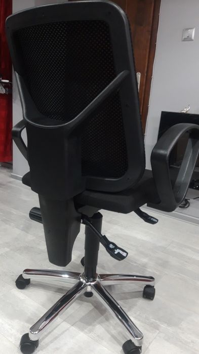 Кресло  и офис стол