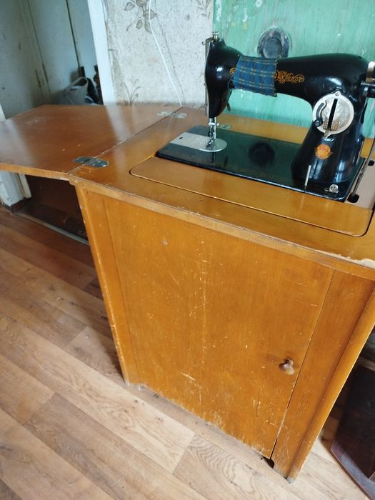 Продам ножную швейную машинку