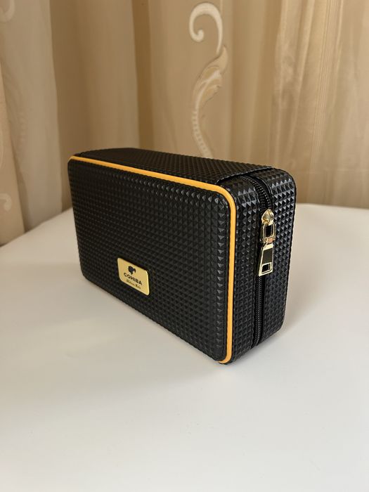 Cohiba преносим кожен хумидор за 4 пури с дигитален хигрометър