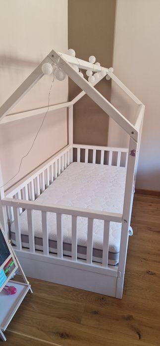 Pat pentru copii din lemn tip casuta