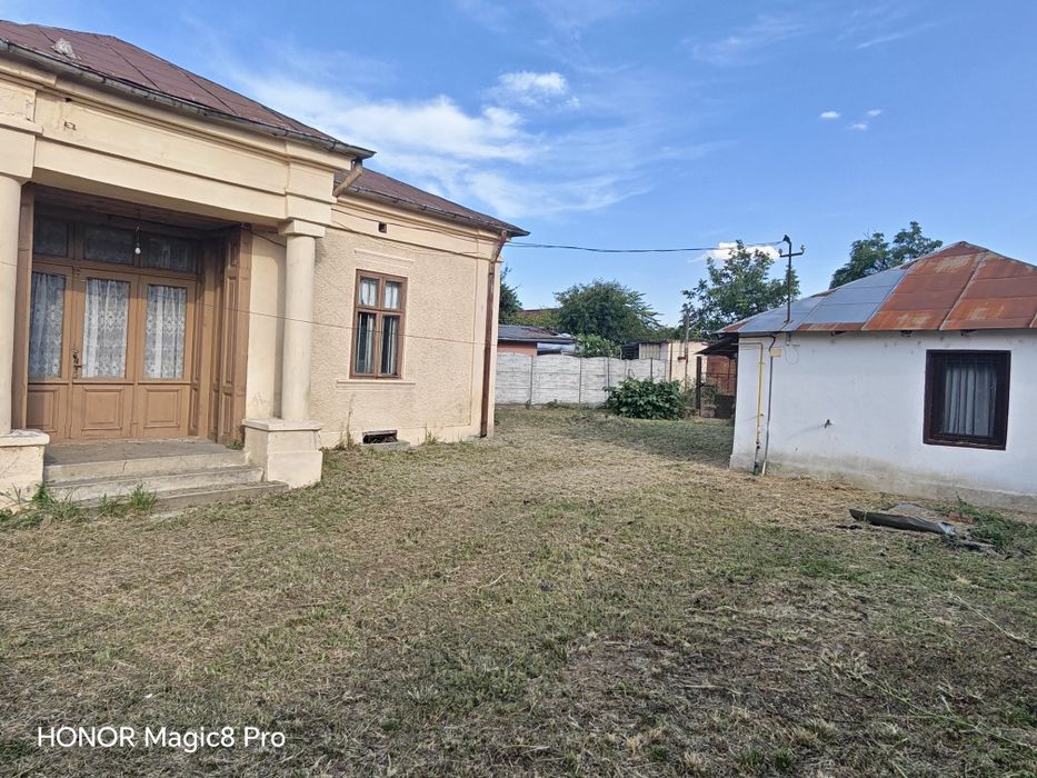 De vanzare (de inchiriat) , in zona centrala, casa cu curte de 1100mp
