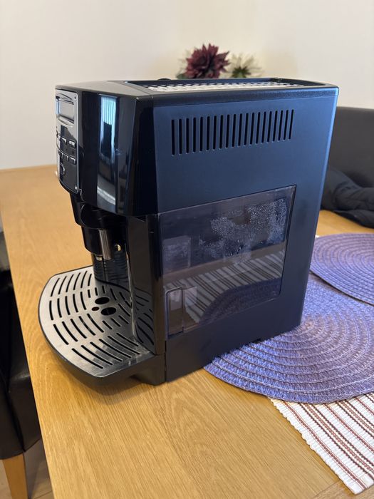 Vand expresoare de cafea delonghi  .