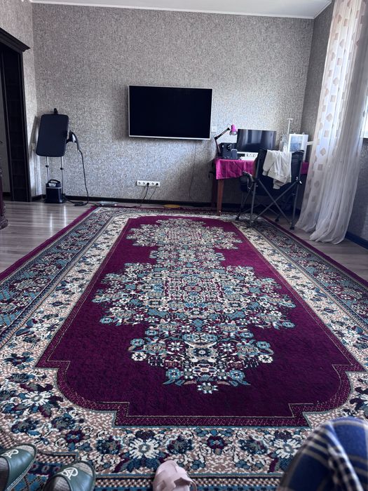 Красный советский ковёр