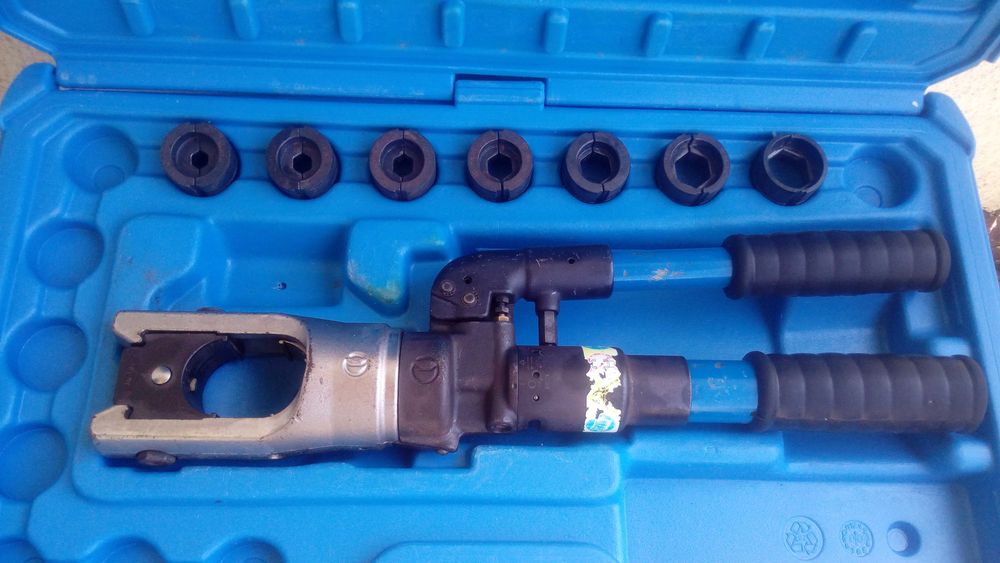 Хидравлична преса за кербоване Cembre HT131-UC с куфар