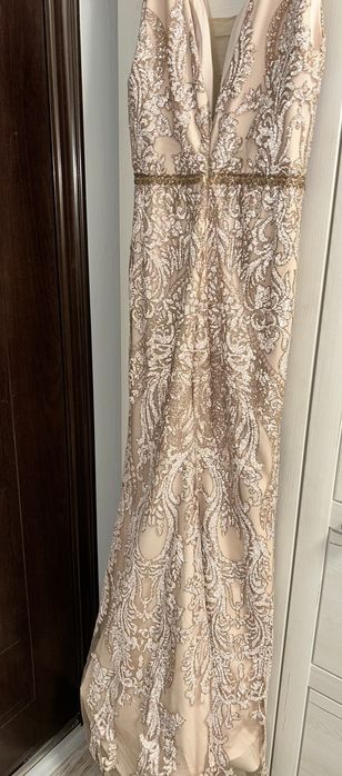 Рокля в златист цвят